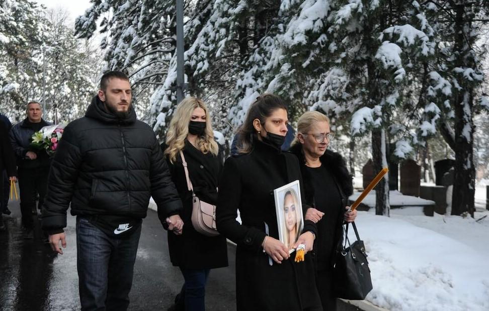Sahrana Kristine Kike Đukić: Porodica stigla na groblje, sestra i majka uplakane