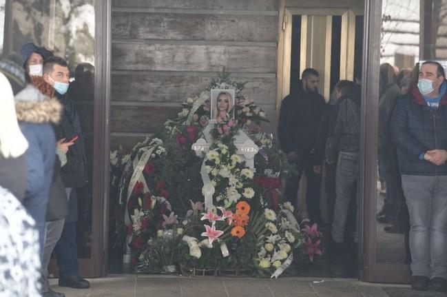 Kika Đukić sahranjena uz tužne stihove "Divljeg kestena": "Kristina, gde si sad, da l' si nestala..."
