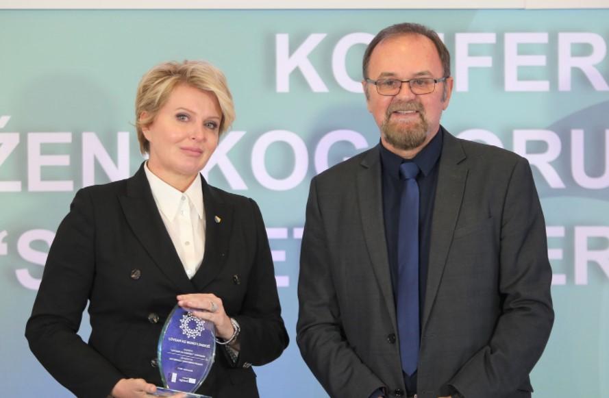 Dobitnica nagrade u oblasti „Transformativnog liderstva“ Sanela Prašović – Gadžo, sa članom žirija Davorinom Semenikom - Avaz