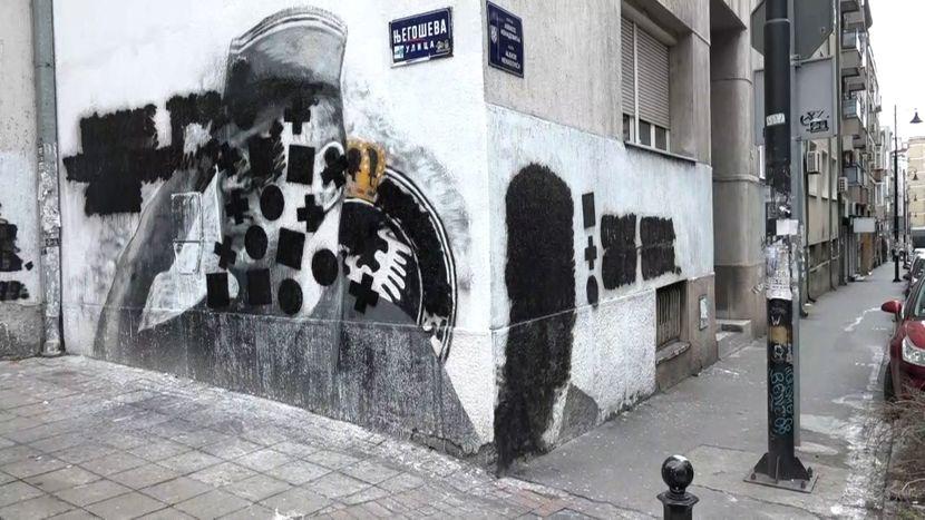 Mural ratnom zločincu Ratku Mladiću opet prefarban, ovaj put crnim sprejem