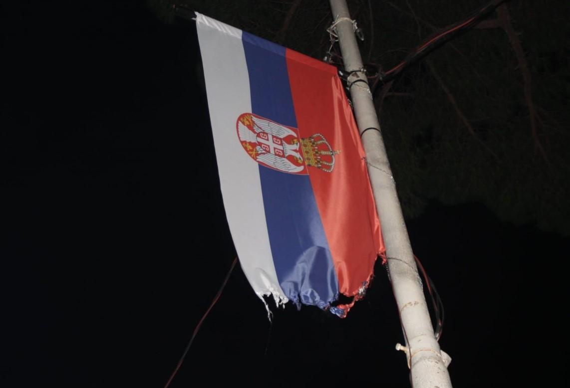 Zapaljena zastava Srbije u Tirani - Avaz