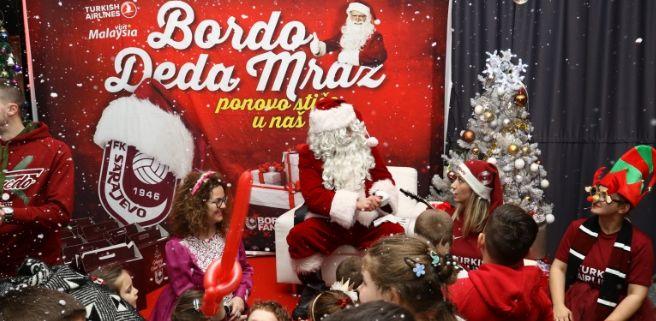Prvotimci FK Sarajevo i Djed Mraz donose novogodišnje paketiće