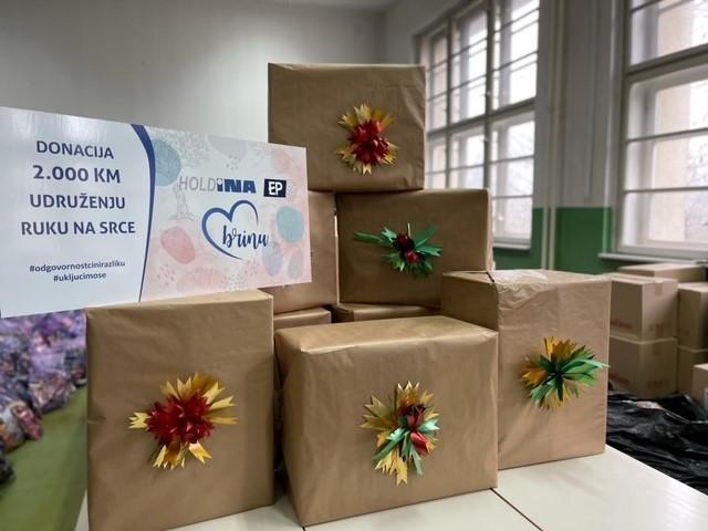 Kompanije Holdina i Energopetrol uručile donaciju udruženju Ruku na srce i podržali projekat „Nijedno dijete bez paketića“ - Avaz