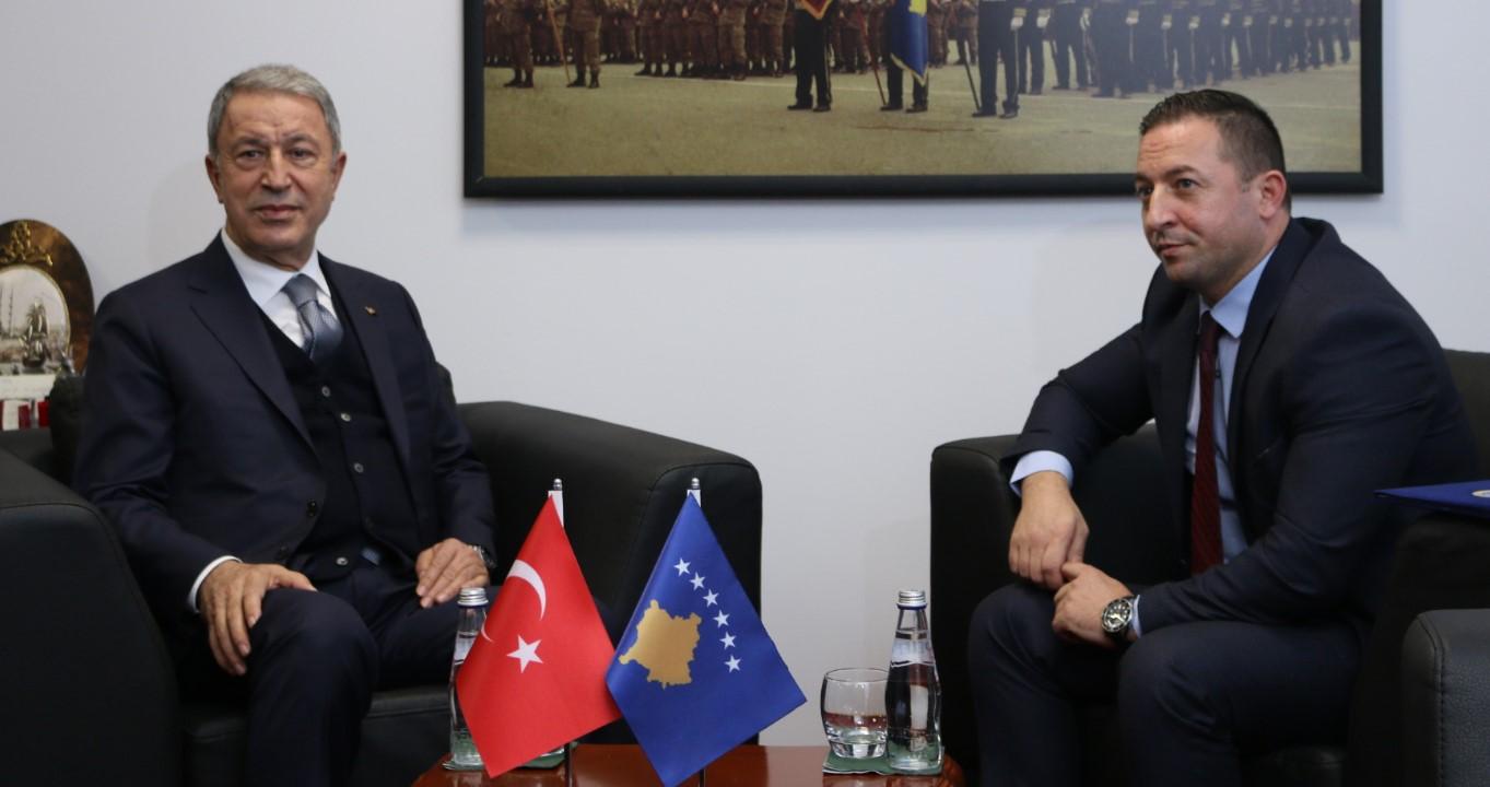 Ministar odbrane Turske Akar stigao na Kosovo pa poručio: "Odnosi dvije zemlje jako važni"
