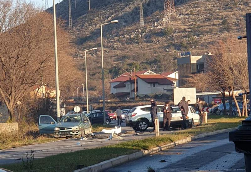 Tri automobila se sudarila kod Mostara: Velika šteta na vozilima, saobraćaj obustavljen