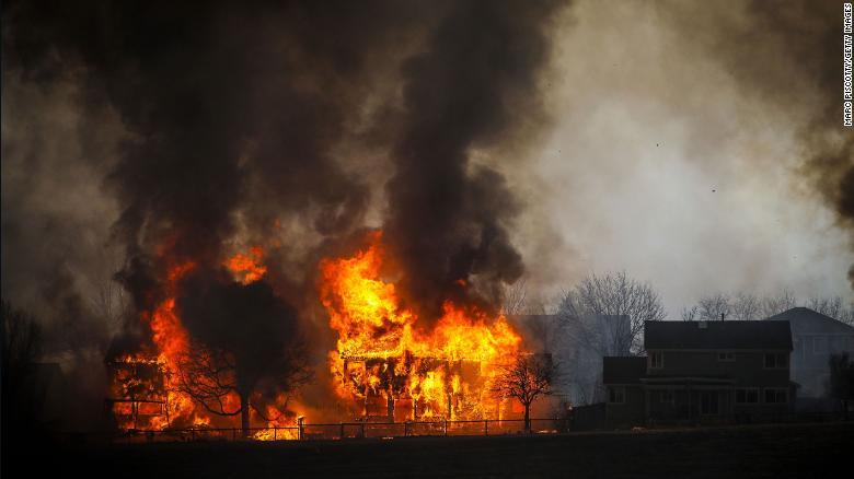 Veliki požar u Koloradu: Desetine hiljada ljudi evakuirano, izgorjele stotine kuća
