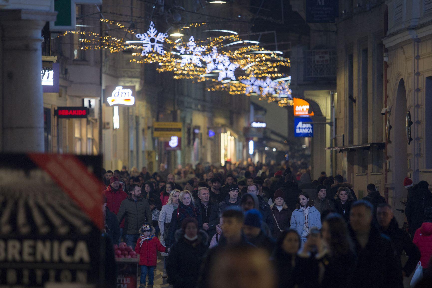Ulice Sarajeva u novogodišnjoj noći preplavili gosti - Avaz