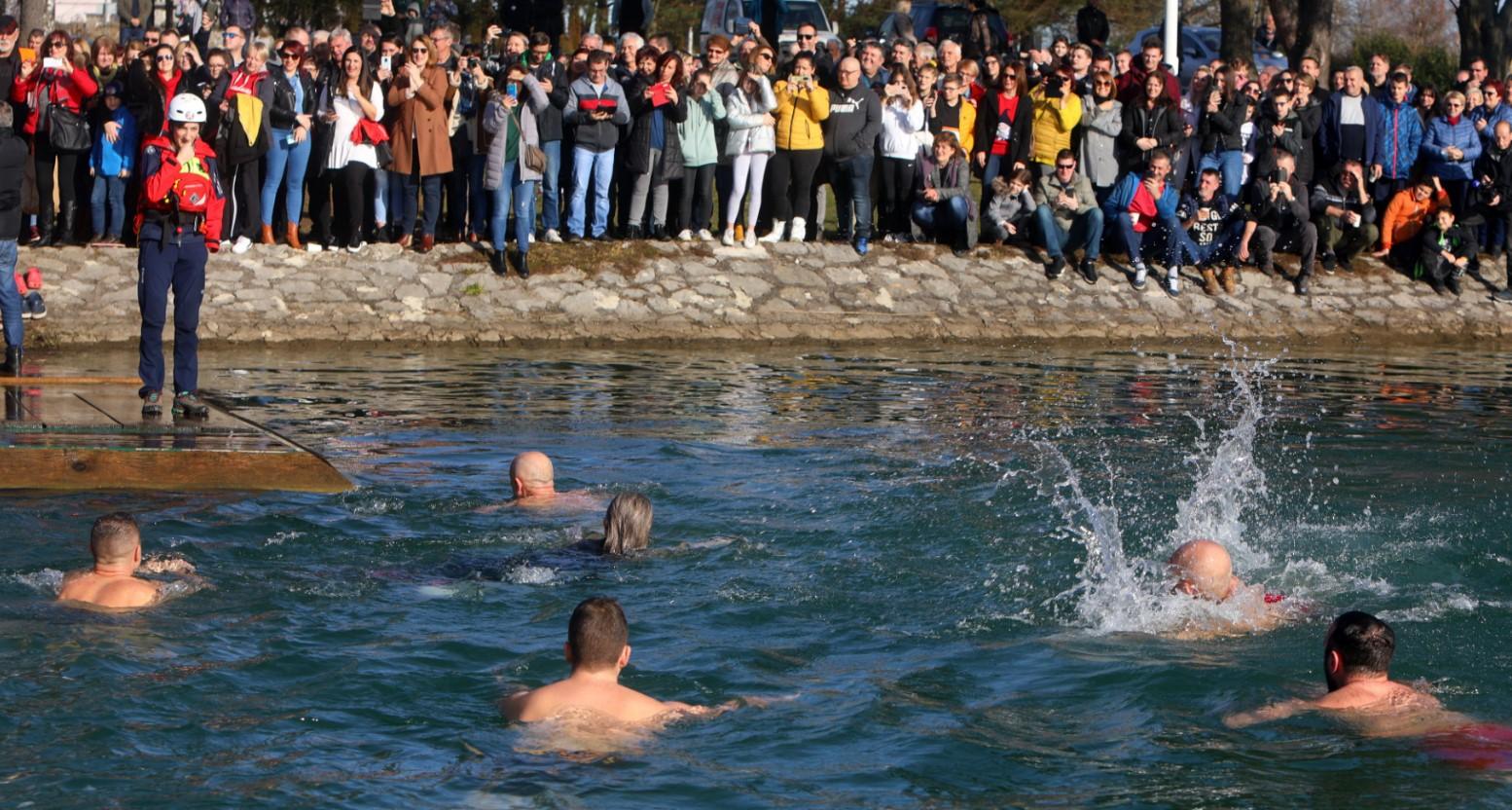 Tradicionalno novogodišnje kupanje - Avaz