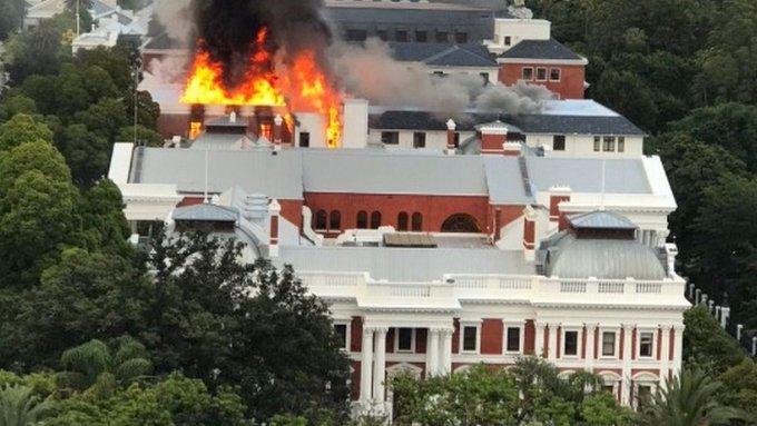 Veliki požar na krovu zgrade parlamenta u Kejptaunu, postoji opasnost od urušavanja