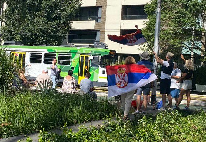 Ispred hotela gdje je smješten Đoković okupili se njegovi fanovi: Podrška uz pjesmu Tanje Savić "Tako mlada"