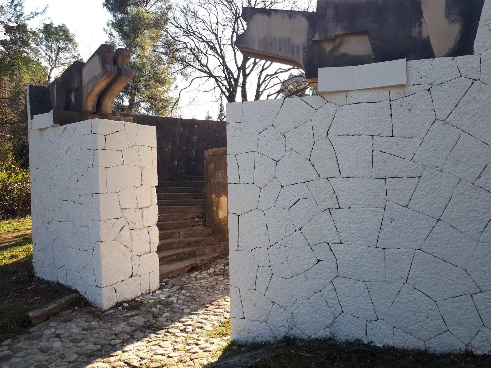 Uklonjeni neprimjereni grafiti na Partizanskom spomen-groblju u Mostaru