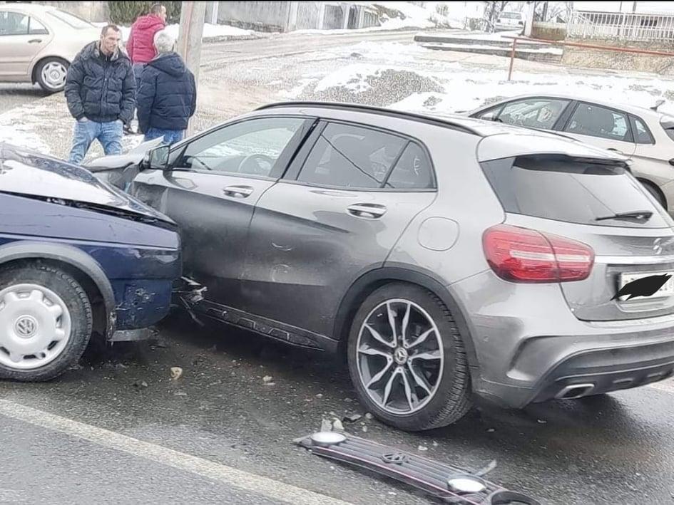 Saobraćajna nesreća kod Cazina: "Dvojkom" se zabio u Mercedesa