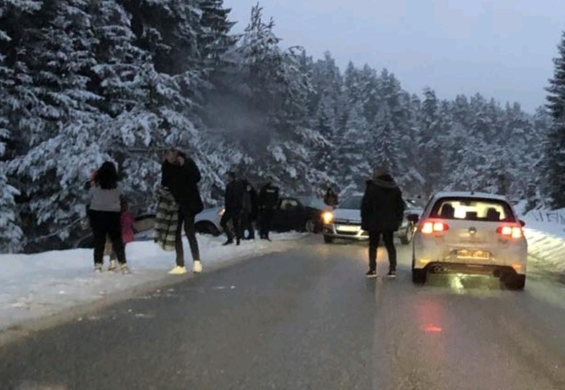 Udes na Romaniji: Više vozila učestvovalo, jedno završilo ispod ceste