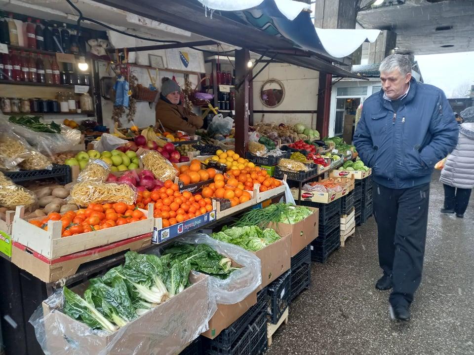 Očajni i prodavci i kupci: Nekada se kupovalo gajbama, sada dođu po jedan paradajz