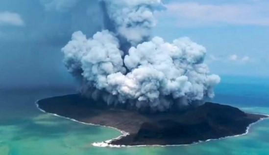 Nakon erupcije vulkana u Tongi objavljeno upozorenje na cunami za SAD i Kanadu