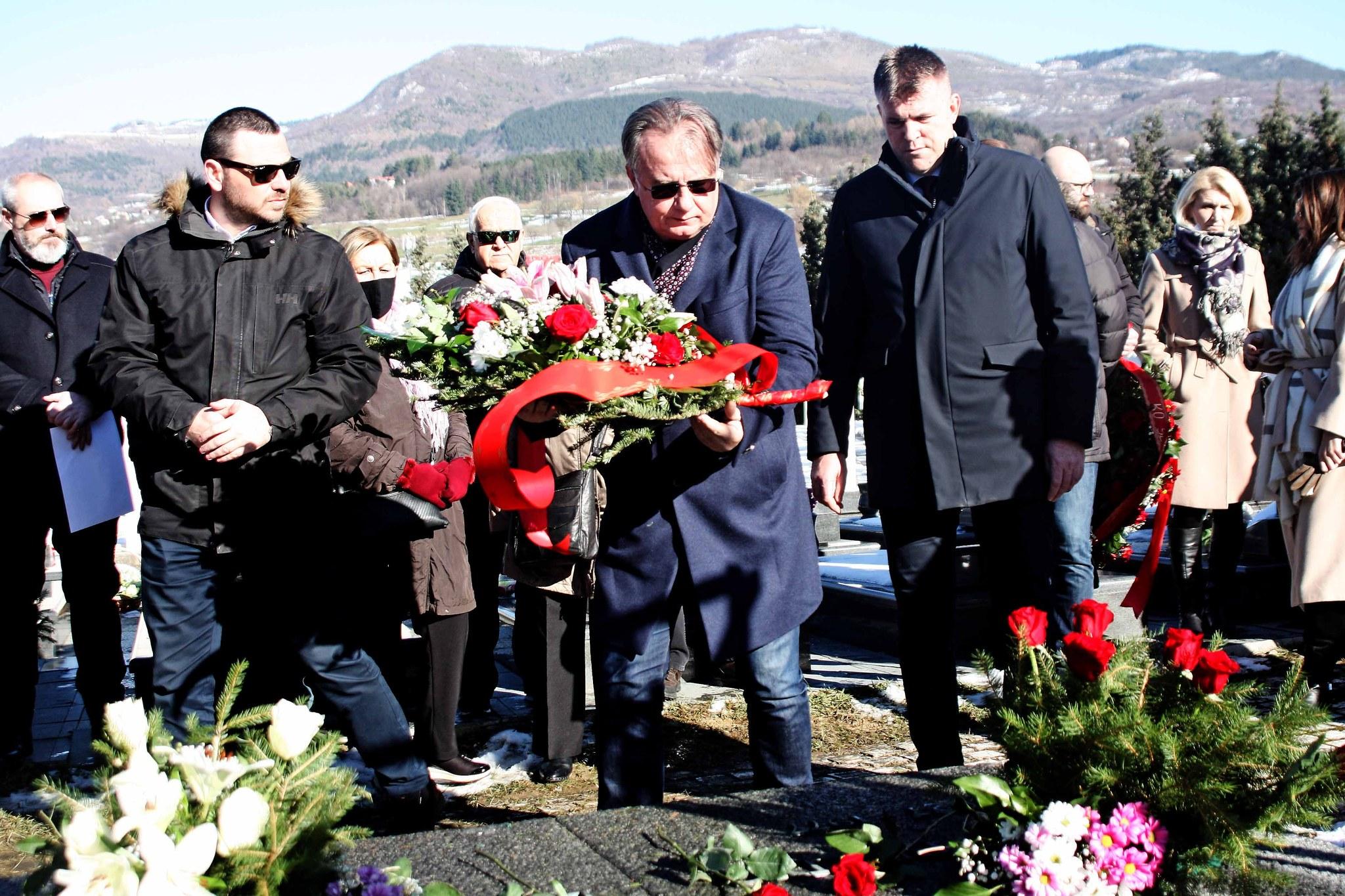 Nikšić i delegacija SDP-a na sarajevskom groblju Bare: Odata počast Džemalu Bijediću