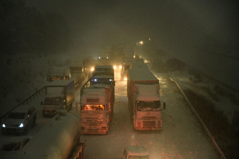 Spašeno dvije hiljade ljudi koji su zbog padavina ostali zarobljeni na autoputu u Turskoj