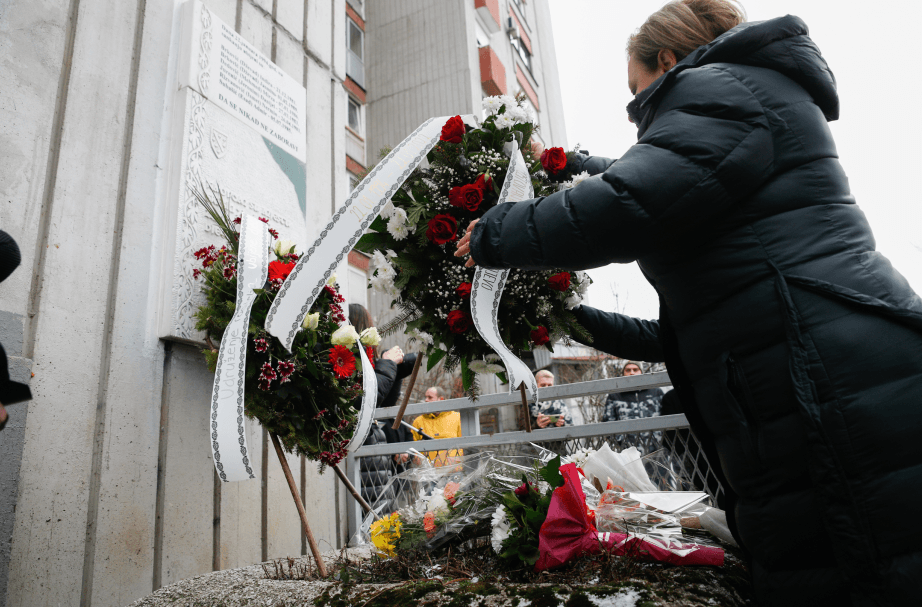 S obilježavanja godišnjice: Položeno cvijeće na obilježje ubijenim mališanima - Avaz