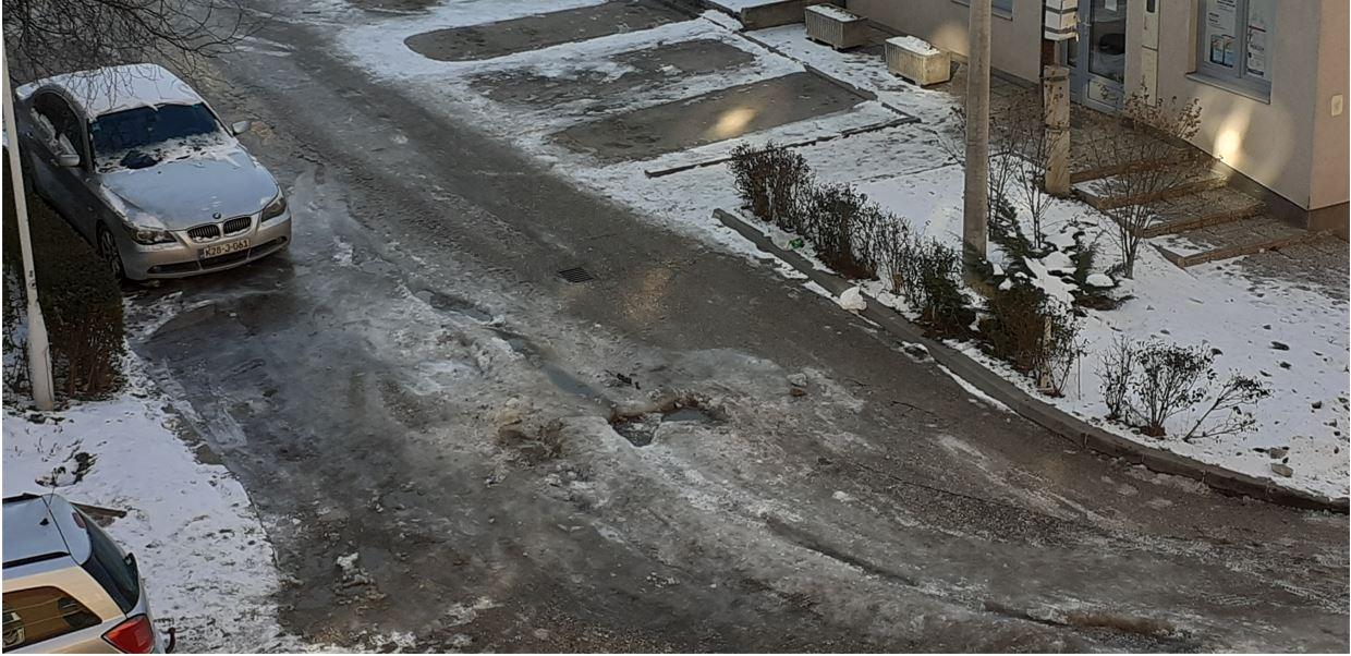 Ogromne ledene rupe na ulici - Avaz