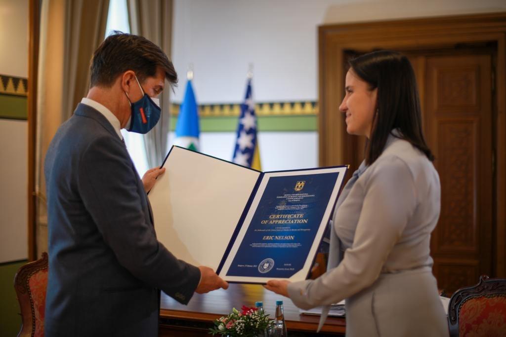 Ambasador SAD u BiH Erik Nelson dobio zahvalnicu od Grada Sarajeva za podršku koju je pružio