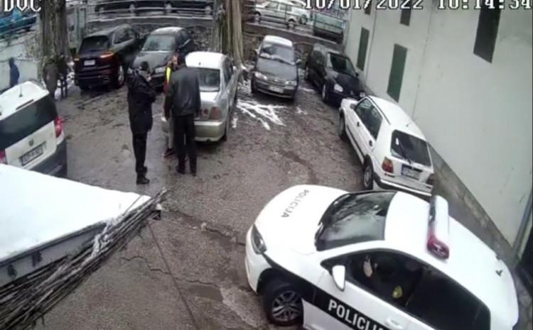 Video: Policajac Zoran Čegar pretukao mladića na parkingu