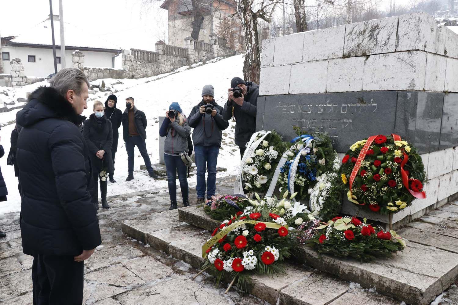 Polaženo cvijeće na groblje "Borak" - Avaz
