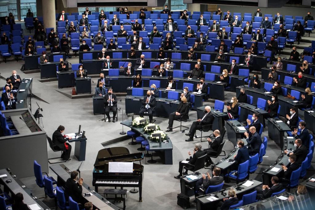 Suze u Bundestagu tokom odavanja počasti žrtvama holokausta - Avaz