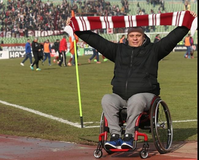 Donacijom Ismira Mirvića prikupljen novac za kupovinu invalidskih kolica vatrenom navijaču Sarajeva