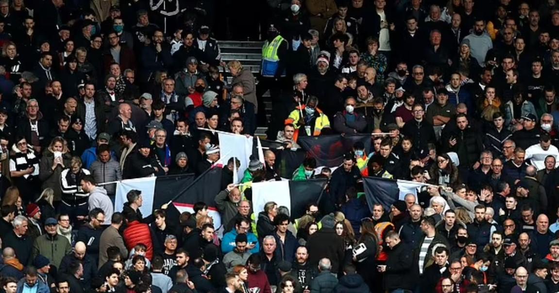 Utakmica Fulhama i Blekpula prekinuta nakon što je pozlilo domaćem navijaču