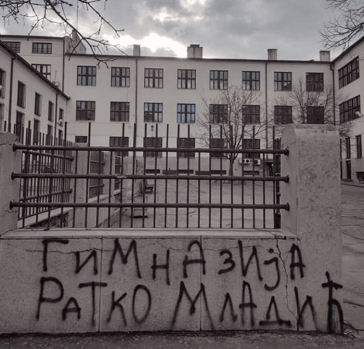 Grafit na zidu ispred Prve beogradske gimnazije - Avaz