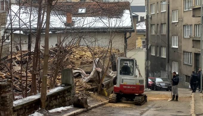 U Sarajevu srušena stara kuća: Otklanjaju se dijelovi zbog sigurnosti pješaka