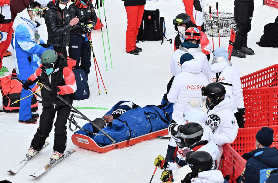 Stravičan pad skijašice ispred samog cilja, odnijeli je na nosilima