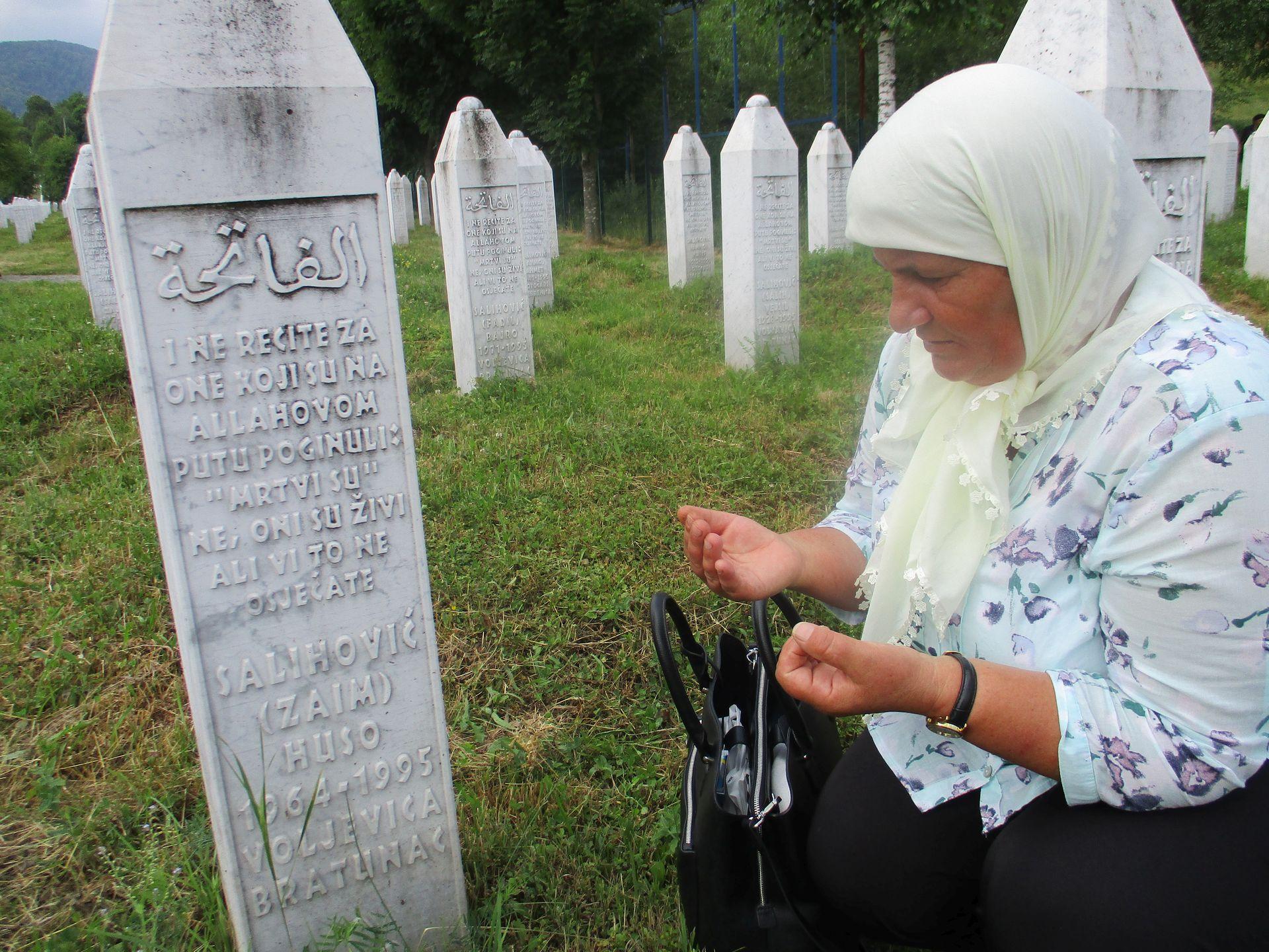"Borba protiv poricanja: Suočavanje s mržnjom" tema je kojom Velika Britanije ove godine obilježava 27. godišnjicu genocida u Srebrenici - Avaz