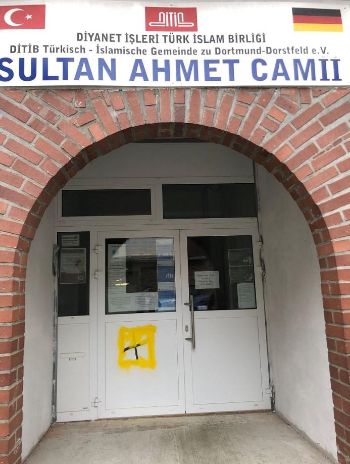 Vandalizam u Njemačkoj: Na vratima džamije u Dortmundu nacrtana svastika