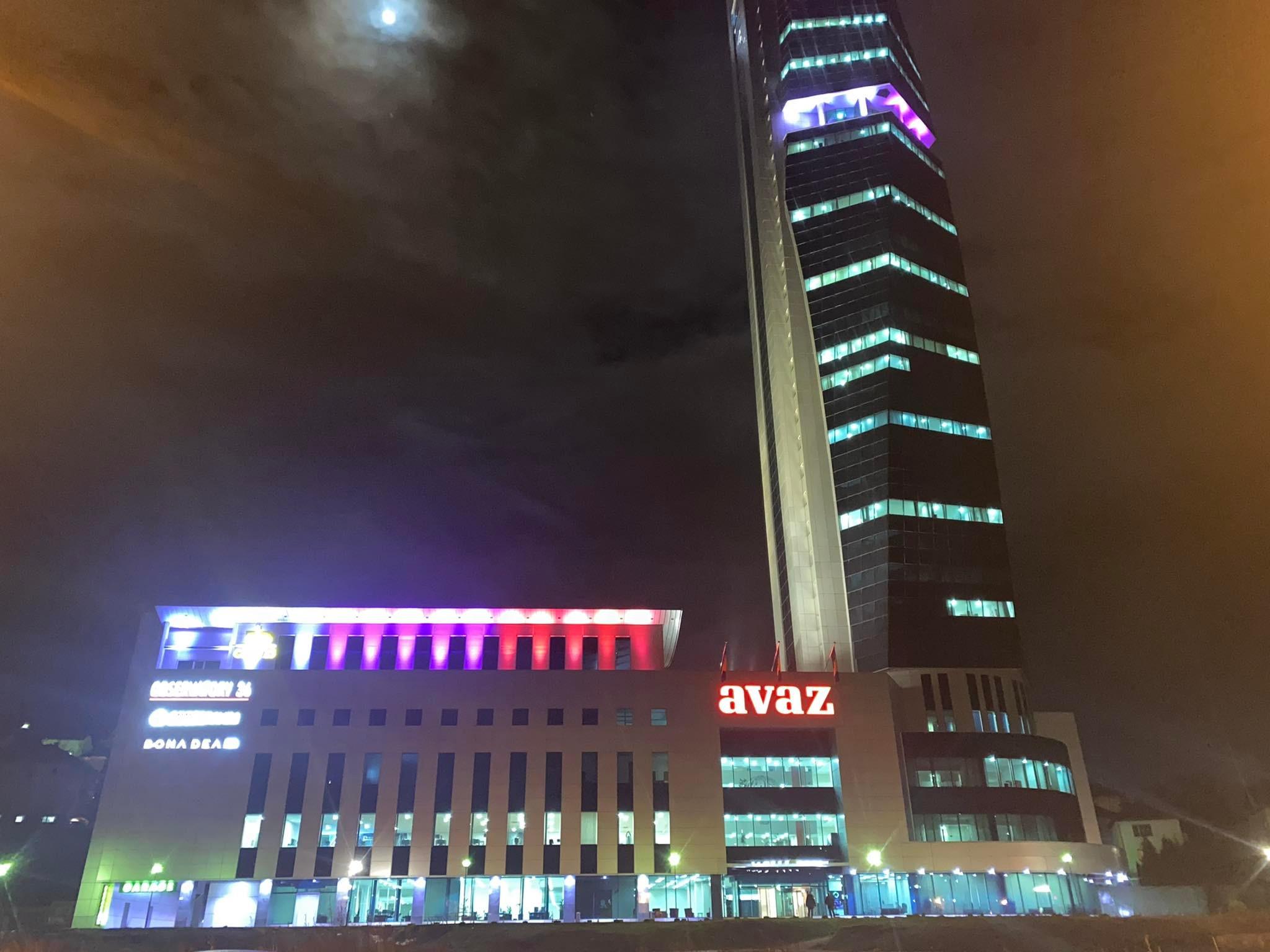 "Avaz Twist Tower" u crvenom - Avaz