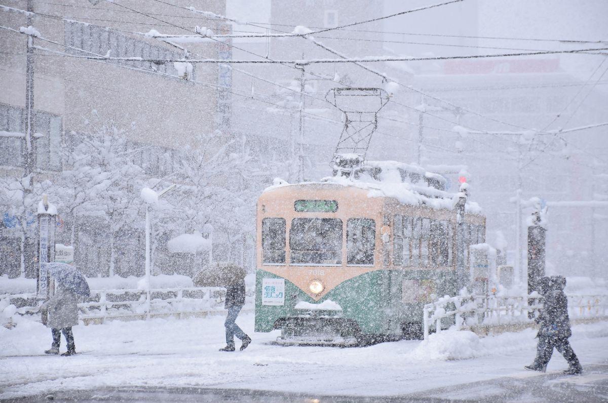 Zbog obilnih snježnih padavina u Japanu otkazani letovi i željeznički saobraćaj