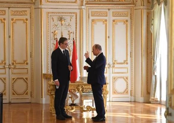Vučić u posjeti Monaku, knez Albert II ga svečano dočekao i uručio mu orden