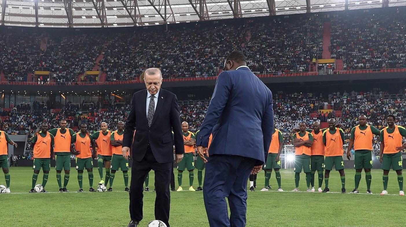 Erdoan otvorio stadion u Dakaru, društvo mu pravio legendarni napadač Kameruna