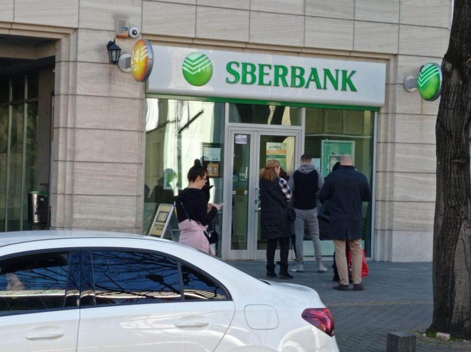Ispred Sber banke - Avaz