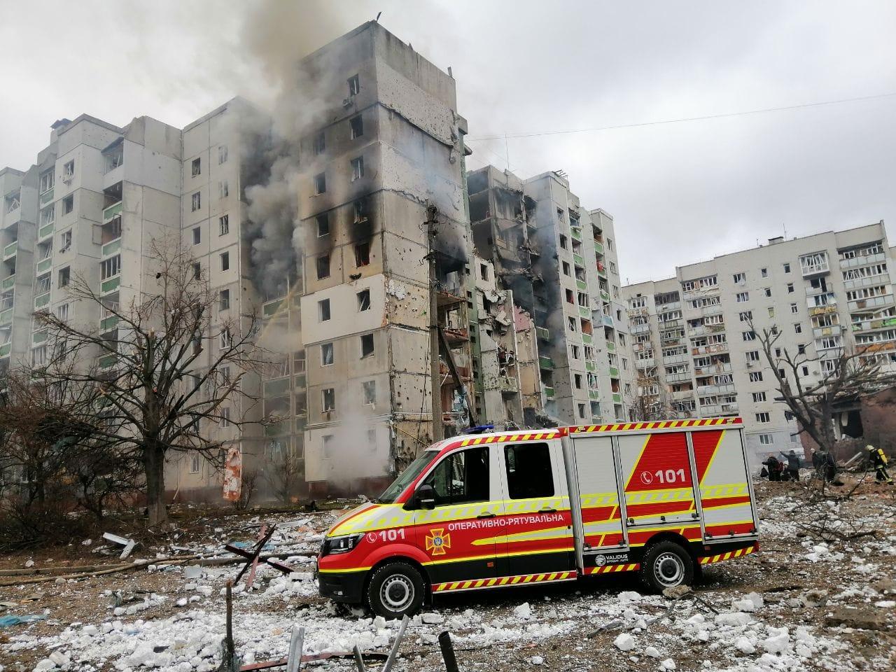 Ruske snage bombarduju zgrade Černihiva: Gusti oblak dima i ruševine