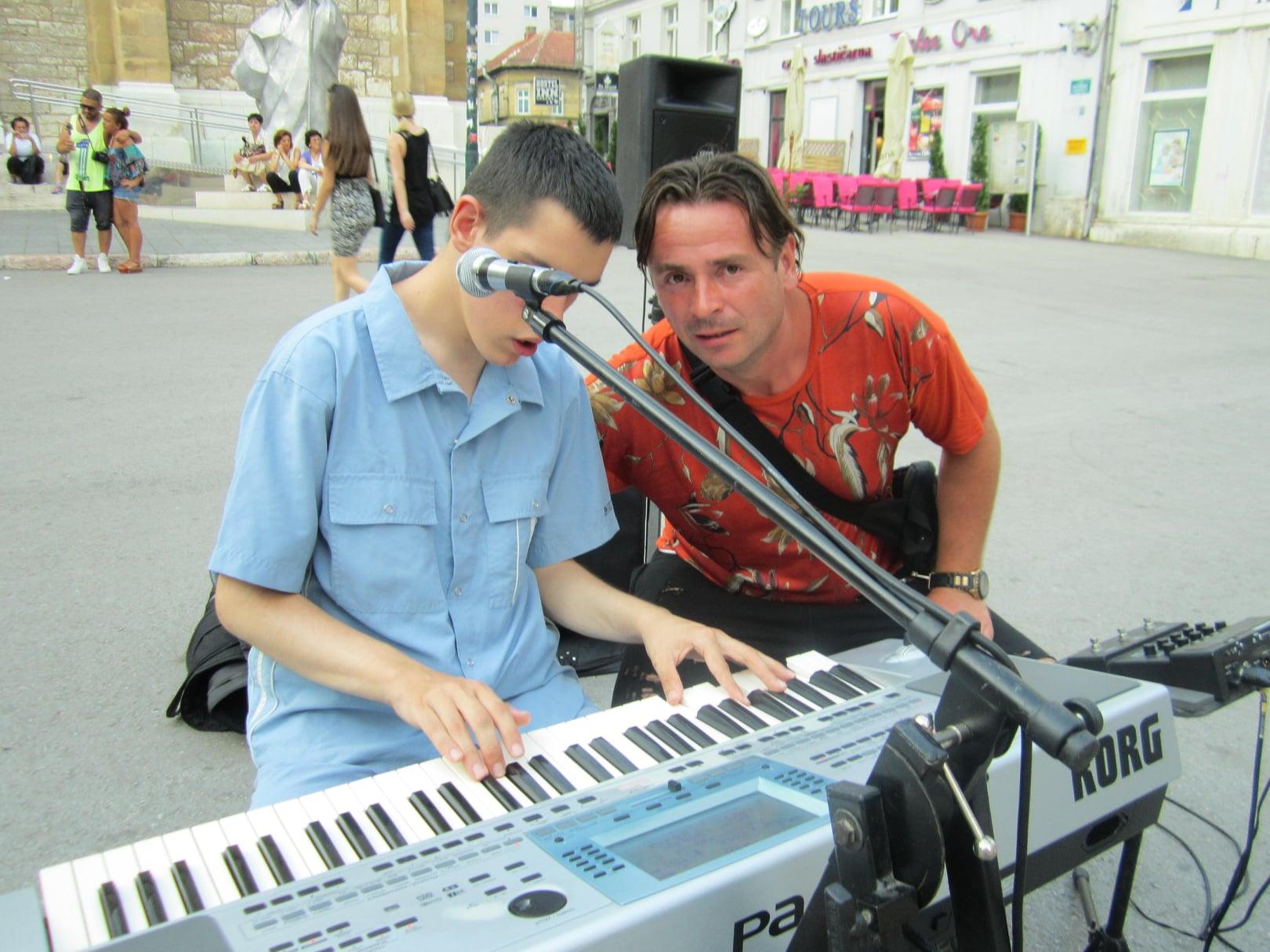 Ispravljena nepravda: Memo Haljevac pomogao slijepom mladiću Denisu Barti da nastavi svirati u Fehradiji