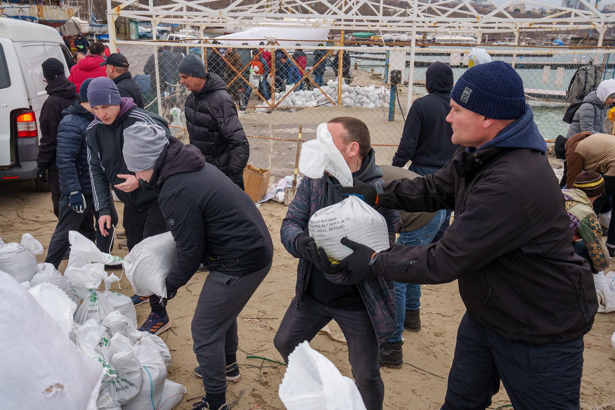 Ukrajinci u Odesi formiraju lanac za punjenje vreća s pijeskom