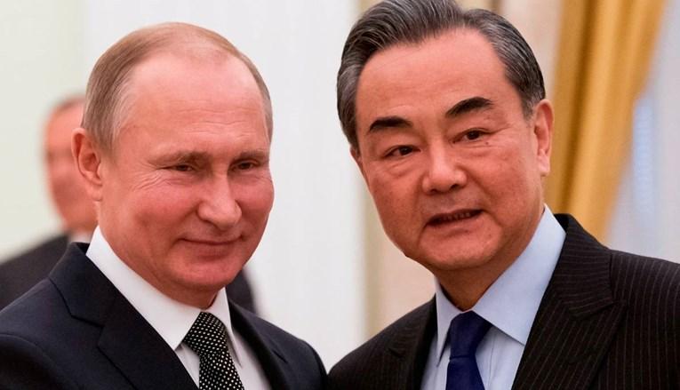 Vladimir Putin i Wang Yi - Avaz