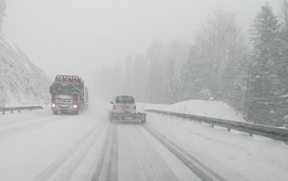 Zbog snijega zaglavili kamioni na Karauli, saobraćaj obustavljen