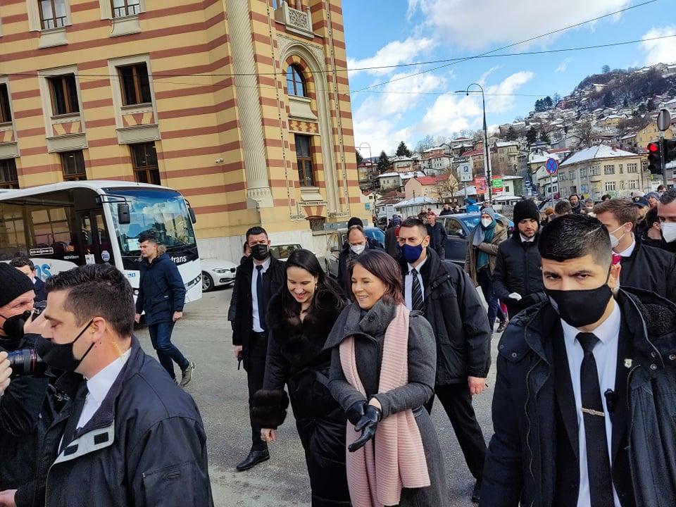 Berbok prošetala Baščaršijom s gradonačelnicima Sarajeva, Banja Luke i Mostara - Avaz