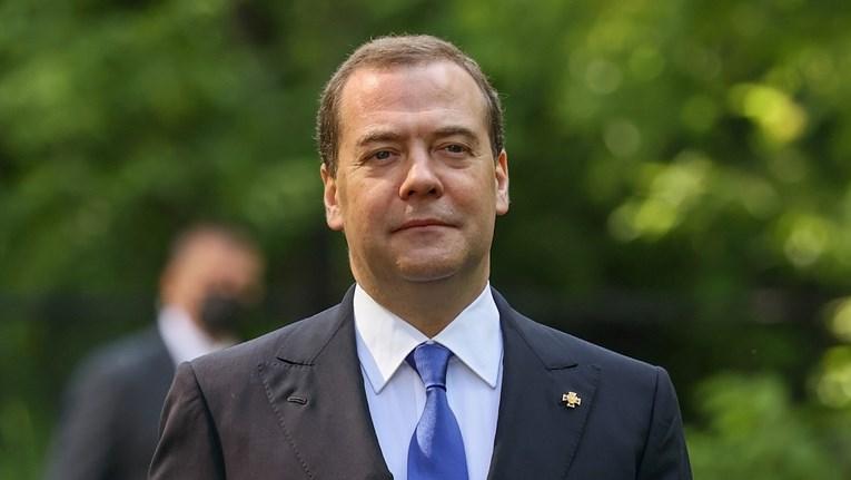 Britansko ministarstvo umjesto sankcioniranog oligarha objavili fotografiju Medvedeva