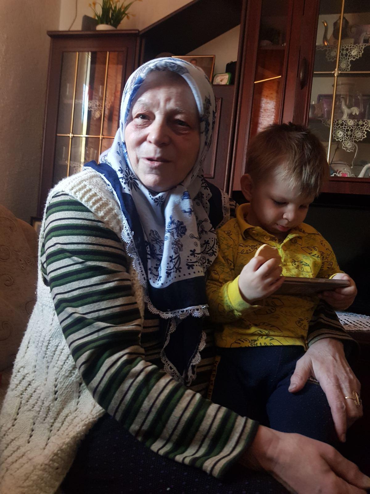 Nana Dušija sa trogodišnjim unukom - Avaz