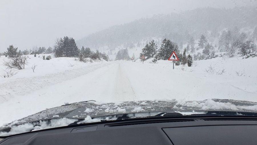 Fotografija sa Žabljaka: Snijeg pravi problem vozačima - Avaz
