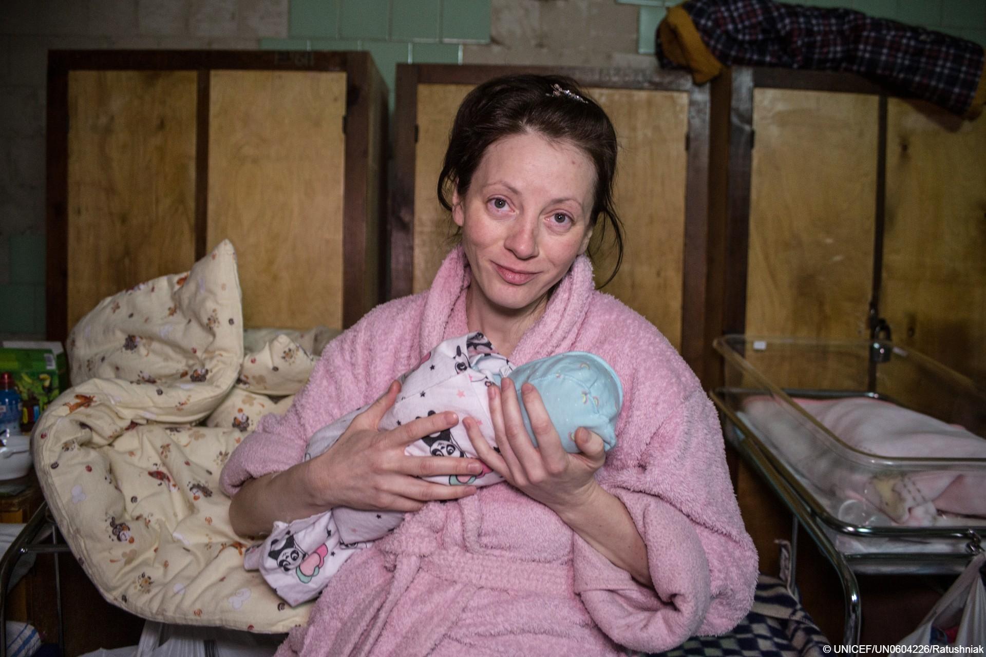 Novi život u porodilištu u Kijevu usred rata: Zabrinute majke drže novorođenčad u naručju