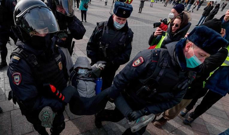 U Rusiji uhapšeno više od 800 osoba tokom antiratnih protesta